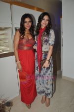 Shama Sikander, Nisha Jamwal at Nisha Jamwal_s collection previews in Zoya, Mumbai on 13th Aug 2011 (39).JPG